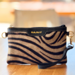 Cartera de Mano de Cuero Negro con Solapa Pelo Cebra – Piel Genuina – IULIUS - Image 2