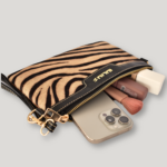 Cartera de Mano de Cuero Negro con Solapa Pelo Cebra – Piel Genuina – IULIUS - Image 4