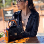 Bolso de Cuero con Solapa patron Cocodrilo  y Laterales de Madera – IULIUS - Image 2