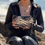 Cartera de Mano de Cuero Negro con Solapa Pelo Cebra – Piel Genuina – IULIUS - Image 3