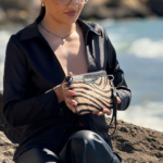 Cartera de Mano de Cuero Negro con Solapa Pelo Cebra – Piel Genuina – IULIUS - Image 5
